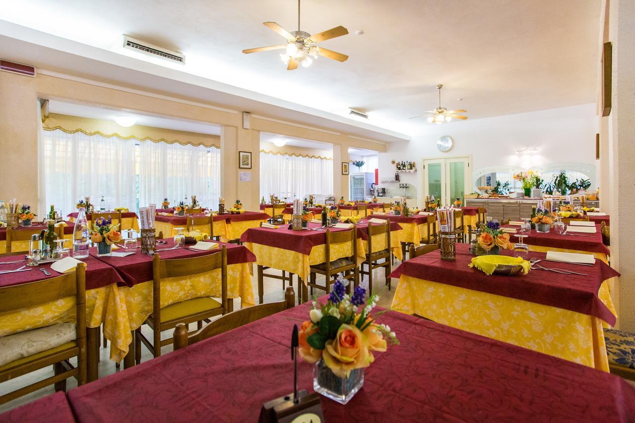 Hotel Donatello Cesenatico Buitenkant foto